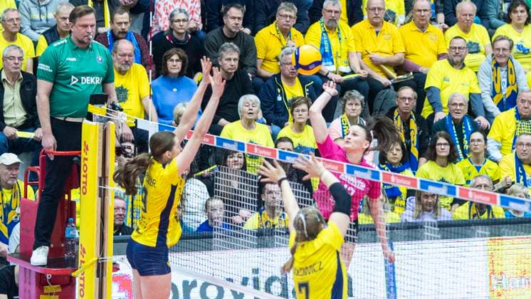 15 1 2025, Volleyball, Women, VBL, 1 VBL, 1 Volleyball Bundesliga, 21 Matchday, SSC Palmberg Schwerin VC Wiesbaden Leana Grozer SSC Palmberg Schwerin, left and Meg Wolowicz SSC Palmberg Schwerin, right against Celine Jebens VC Wiesbaden Schwerin Palmberg Arena Mecklenburg Vorpommern Germany
