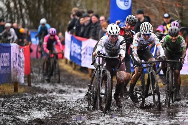 Riders pictured in the mud during the women s elite race at the World Cup cyclocross cycling event in Maasmechelen, Belgium, stage 11 (out of 12) of the UCI World Cup cyclocross competition, Saturday 25 January 2025. LUCxCLAESSEN  x111142102x