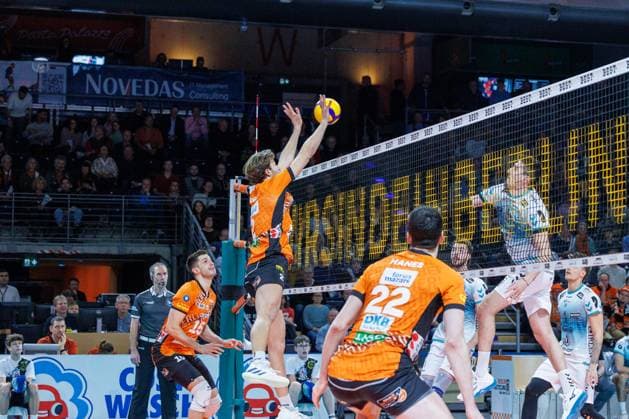 Matthew Knigge BR Volleys, 02 can defend the ball, BRVolleys vs SWD Powervolleys Düren, 1 Bundesliga, 2025 01 25 Berlin Berlin Land Copyright: xFootxBowl ThomasxSobotzkix