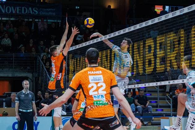 Moritz Reichert BR Volleys, 15 jumps to the net to fend off the ball, BRVolleys vs SWD Powervolleys Düren, 1 Bundesliga, 2025 01 25 Berlin Berlin Land Copyright: xFootxBowl ThomasxSobotzkix