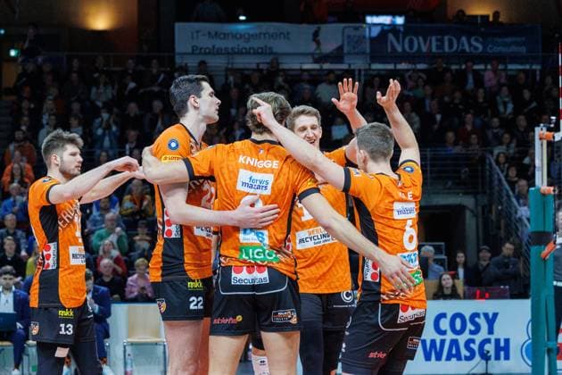 BR Volleys cheer after winning a point, Emotions, BRVolleys vs SWD Powervolleys Düren, 1 Bundesliga, 2025 01 25 Berlin Berlin Land Copyright: xFootxBowl ThomasxSobotzkix