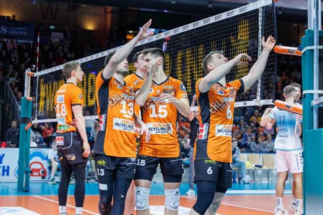 Ruben Schott BR Volleys, 13 , Moritz Reichert BR Volleys, 15 and Johannes Tille BR Volleys, 06 discuss with the referee, BRVolleys vs SWD Powervolleys Düren, 1 Bundesliga, 2025 01 25 Berlin Berlin Land Copyright: xFootxBowl ThomasxSobotzkix