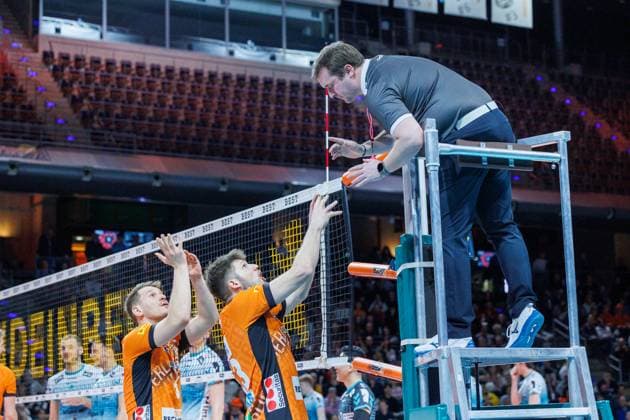 Johannes Tille BR Volleys, 06 and Ruben Schott BR Volleys, 13 discuss with the referee, BRVolleys vs SWD Powervolleys Düren, 1 Bundesliga, 2025 01 25 Berlin Berlin Land Copyright: xFootxBowl ThomasxSobotzkix