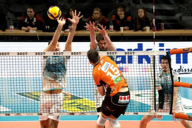 DEU, DVV, 1 VBL, BR Volleys vs Dueren, 25 01 2025, Max Schmeling Halle, Berlin, DEU, DVV, 1 VBL, BR Volleys vs Dueren, in the picture Moritz Reichert BR Volleys 15 , Robin Baghdady Dueren 8 , Franois Huetz Dueren 17 Photo Juergen Engler nordphoto GmbH nordphotoxGmbHx xEngler nph00076