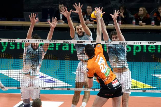 DEU, DVV, 1 VBL, BR Volleys vs Dueren, 25 01 2025, Max Schmeling Halle, Berlin, DEU, DVV, 1 VBL, BR Volleys vs Dueren, in the picture Jake Hanes BR Volleys 22 , Robin Baghdady Dueren 8 , Franois Huetz Dueren 17 , Matthew Neaves Dueren 14 Photo Juergen Engler nordphoto GmbH nordphotoxGmbHx xEngler nph00076
