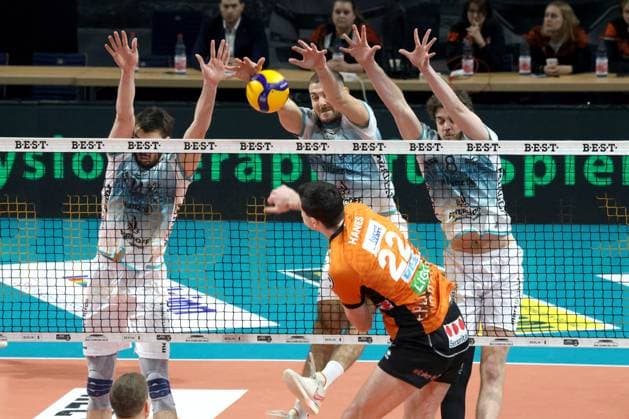 DEU, DVV, 1 VBL, BR Volleys vs Dueren, 25 01 2025, Max Schmeling Halle, Berlin, DEU, DVV, 1 VBL, BR Volleys vs Dueren, in the picture Jake Hanes BR Volleys 22 , Robin Baghdady Dueren 8 , Franois Huetz Dueren 17 , Matthew Neaves Dueren 14 Photo Juergen Engler nordphoto GmbH nordphotoxGmbHx xEngler nph00076