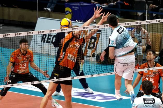 DEU, DVV, 1 VBL, BR Volleys vs Dueren, 25 01 2025, Max Schmeling Halle, Berlin, DEU, DVV, 1 VBL, BR Volleys vs Dueren, in the picture Matthew Knigge BR Volleys 2 , Imanol Salazar Dueren 5 Photo Juergen Engler nordphoto GmbH nordphotoxGmbHx xEngler nph00076