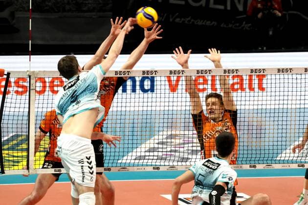 DEU, DVV, 1 VBL, BR Volleys vs Dueren, 25 01 2025, Max Schmeling Halle, Berlin, DEU, DVV, 1 VBL, BR Volleys vs Dueren, in the picture Johannes Tille BR Volleys 6 , Florian Krage BR Volleys 18 , Robbe Van de Velde Gavlas Dueren 6 Photo Juergen Engler nordphoto GmbH nordphotoxGmbHx xEngler nph00076