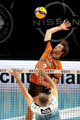 DEU, DVV, 1 VBL, BR Volleys vs Dueren, 25 01 2025, Max Schmeling Halle, Berlin, DEU, DVV, 1 VBL, BR Volleys vs Dueren, in the picture Matthew Knigge BR Volleys 2 , Franois Huetz Dueren 17 Photo Juergen Engler nordphoto GmbH nordphotoxGmbHx xEngler nph00076