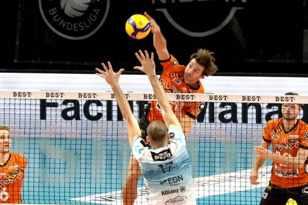 DEU, DVV, 1 VBL, BR Volleys vs Dueren, 25 01 2025, Max Schmeling Halle, Berlin, DEU, DVV, 1 VBL, BR Volleys vs Dueren, in the picture Matthew Knigge BR Volleys 2 , Franois Huetz Dueren 17 Photo Juergen Engler nordphoto GmbH nordphotoxGmbHx xEngler nph00076