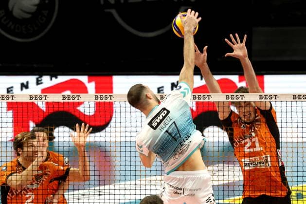 DEU, DVV, 1 VBL, BR Volleys vs Dueren, 25 01 2025, Max Schmeling Halle, Berlin, DEU, DVV, 1 VBL, BR Volleys vs Dueren, in the picture Tobias Krick BR Volleys 21 , Franois Huetz Dueren 17 Photo Juergen Engler nordphoto GmbH nordphotoxGmbHx xEngler nph00076