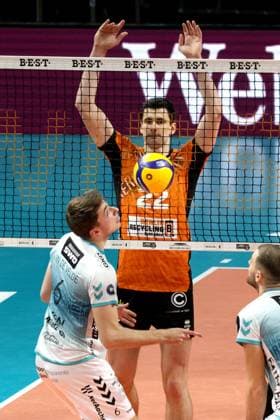 DEU, DVV, 1 VBL, BR Volleys vs Dueren, 25 01 2025, Max Schmeling Halle, Berlin, DEU, DVV, 1 VBL, BR Volleys vs Dueren, in the picture Jake Hanes BR Volleys 22 , Robbe Van de Velde Gavlas Dueren 6 Photo Juergen Engler nordphoto GmbH nordphotoxGmbHx xEngler nph00076