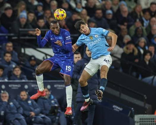 Bilder des Jahres 2025, Sport 01 Januar Sport Themen der Woche KW04 Sport Bilder des Tages Premier League Manchester City v Chelsea Nicolas Jackson of Chelsea and Abdukodir Khusanov of Manchester City battle for the high ball during the Premier League match Manchester City vs Chelsea at Etihad Stadium, Manchester, United Kingdom, 25th January 2025 (Photo by Mark Cosgrove News Images) Manchester Etihad Stadium Manchester United, ManU Kingdom Copyright: xMarkxCosgrove NewsxImagesx
