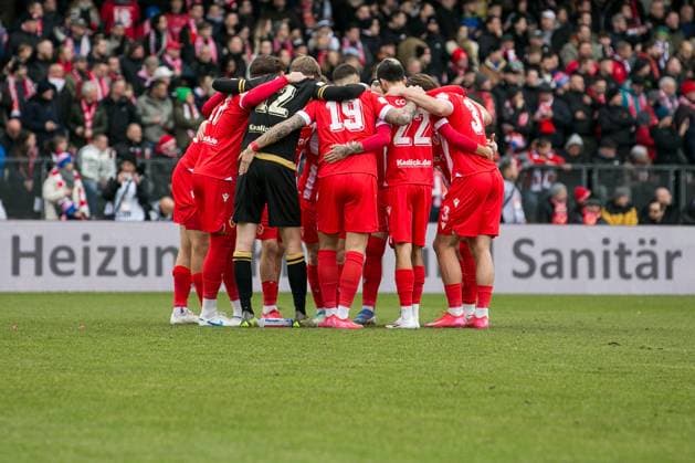 Cottbus, Germany 25 January 2025 3 Liga 2024 2025 FC Energie Cottbus vs SG Dynamo Dresden In the picture the team of Energie Cottbus forms a team circle to close ranks DFB regulations prohibit any use of photographs as image sequences and or quasi video LEAG Energie Stadion Brandenburg Copyright: xFotostandx xWeilandx