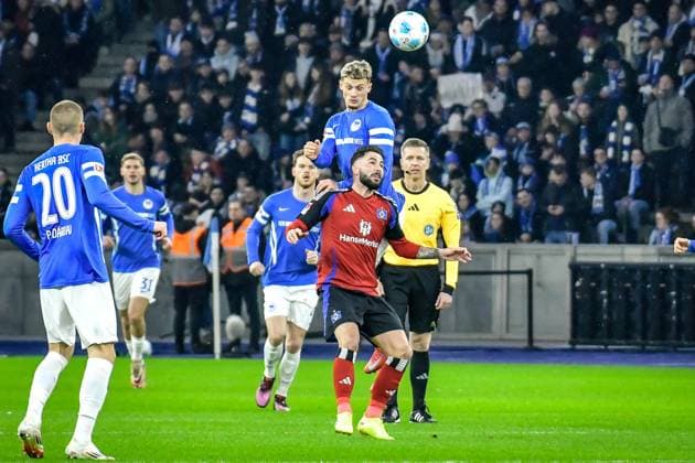 25 01 2025, xlakx, Soccer 2 Bundesliga, Hertha BSC Berlin Hamburger SV emspor, v l Michael Cuisance Hertha BSC 27 ,Marco Richter Hamburger SV 20 ,Zweikampf, Duell, Kampf, tackle DFL DFB REGULATIONS PROHIBIT ANY USE OF PHOTOGRAPHS as IMAGE SEQUENCES and or QUASI VIDEO Daniel Lakomski Jan Huebner Berlin Daniel Lakomski