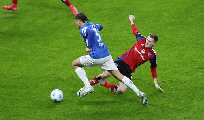 Derry Scherhant on the ball, Emir Sahiti duel Match scene Action Sport Football Soccer DFL 2 Bundesliga Men 19 Matchday Season 2024 2025 25 12 2024 Hertha BSC Berlin vs Hamburger SV HSV DFL regulations prohibit any use of photographs as image sequences and or quasi video