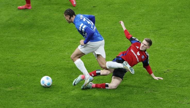 Derry Scherhant on the ball, Emir Sahiti duel Match scene Action Sport Football Soccer DFL 2 Bundesliga Men 19 Matchday Season 2024 2025 25 12 2024 Hertha BSC Berlin vs Hamburger SV HSV DFL regulations prohibit any use of photographs as image sequences and or quasi video