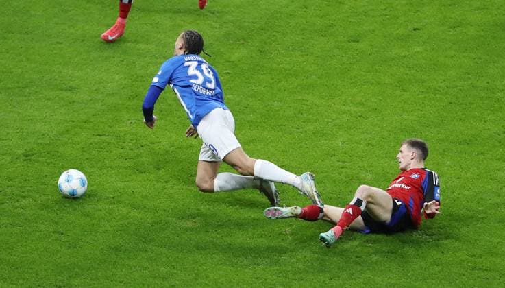 Derry Scherhant on the ball, Emir Sahiti duel Match scene Action Sport Football Soccer DFL 2 Bundesliga Men 19 Matchday Season 2024 2025 25 12 2024 Hertha BSC Berlin vs Hamburger SV HSV DFL regulations prohibit any use of photographs as image sequences and or quasi video