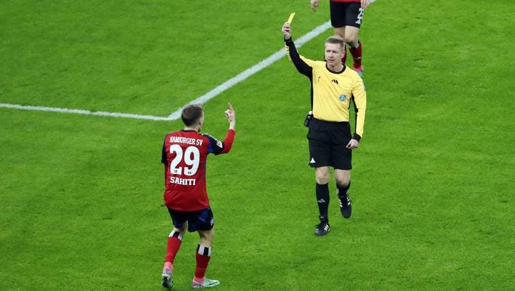 Referee Tobias Welz yellow card for Emir Sahiti Sport Football Soccer DFL 2 Bundesliga Men 19 Matchday Season 2024 2025 25 12 2024 Hertha BSC Berlin vs Hamburger SV HSV DFL regulations prohibit any use of photographs as image sequences and or quasi video