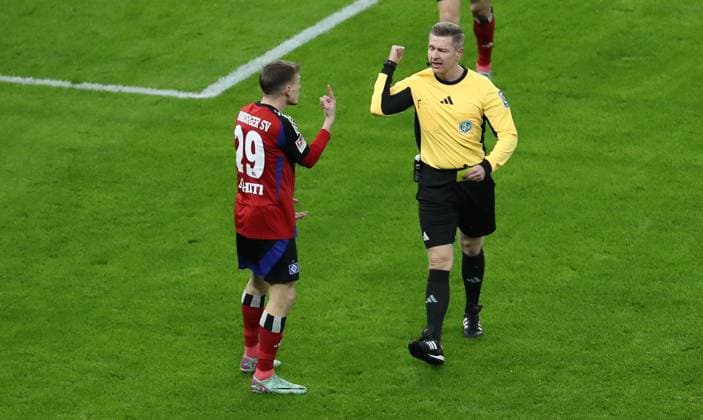 Referee Tobias Welz yellow card for Emir Sahiti Sport Football Soccer DFL 2 Bundesliga Men 19 Matchday Season 2024 2025 25 12 2024 Hertha BSC Berlin vs Hamburger SV HSV DFL regulations prohibit any use of photographs as image sequences and or quasi video