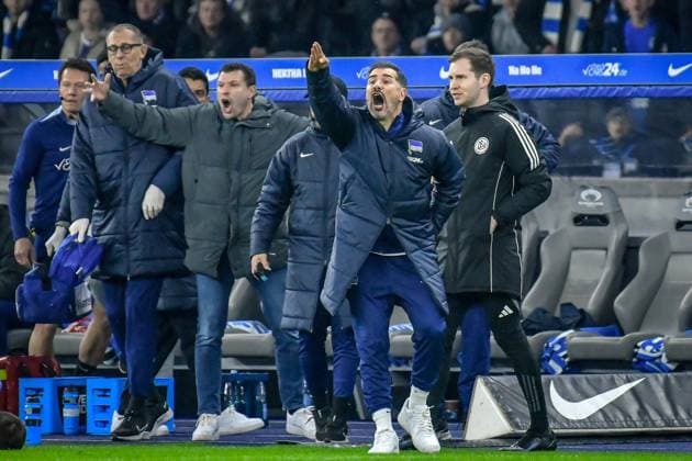 25 01 2025, xlakx, Fussball 2 Bundesliga, Hertha BSC Berlin Hamburger SV emspor, v l Christian Fiel Hertha BSC Trainer ,gibt Anweisungen, gestikuliert mit den Armen, gesticulate, gives instructions DFL DFB REGULATIONS PROHIBIT ANY USE OF PHOTOGRAPHS as IMAGE SEQUENCES and or QUASI VIDEO Daniel Lakomski Jan Huebner Berlin Daniel Lakomski