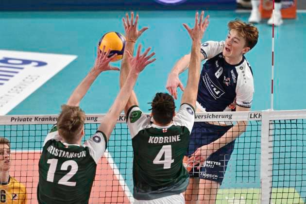 GER 1 VBL, SVG Lueneburg vs FT 1844 Freiburg 25 01 2025, LKH Arena, Lueneburg, GER 1 VBL, SVG Lueneburg vs FT 1844 Freiburg in the picture Oskar Espeland Lueneburg 09 tries to assert himself against Liam Kristjanson Freiburg 12 and Kevin Kobrine Freiburg 04 nordphotoxGmbH xWitke nph00002