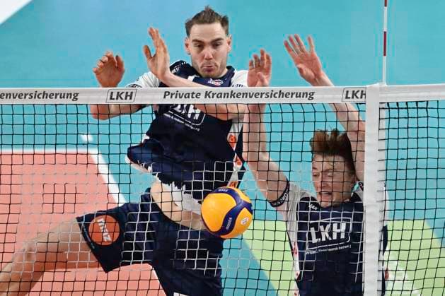 GER 1 VBL, SVG Lueneburg vs FT 1844 Freiburg 25 01 2025, LKH Arena, Lueneburg, GER 1 VBL, SVG Lueneburg vs FT 1844 Freiburg in the picture Simon Torwie Lueneburg 01 and Oskar Espeland Lueneburg 09 at the net blocking nordphotoxGmbH xWitke nph00002