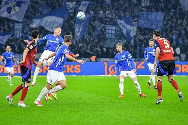 25 01 2025, xlakx, Fußball 2 Bundesliga, Hertha BSC Berlin Hamburger SV emspor, v l Pal Dardai Hertha BSC 20 ,Dennis Hadzikadunic Hamburger SV 5 ,Zweikampf, Duell, Kampf, tackle DFL DFB REGULATIONS PROHIBIT ANY USE OF PHOTOGRAPHS as IMAGE SEQUENCES and or QUASI VIDEO Daniel Lakomski Jan Huebner Berlin Daniel Lakomski