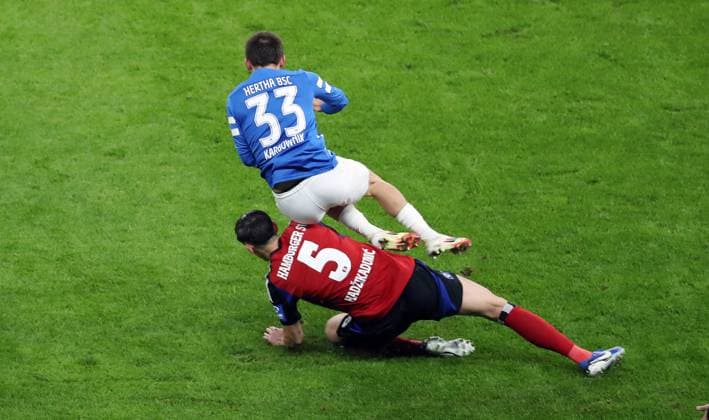 Dennis Hadzikadunic, Michal Karbownik duel match scene Action Sport Soccer Football DFL 2 Bundesliga Men 19 Matchday Season 2024 2025 25 12 2024 Hertha BSC Berlin vs Hamburger SV HSV DFL regulations prohibit any use of photographs as image sequences and or quasi video