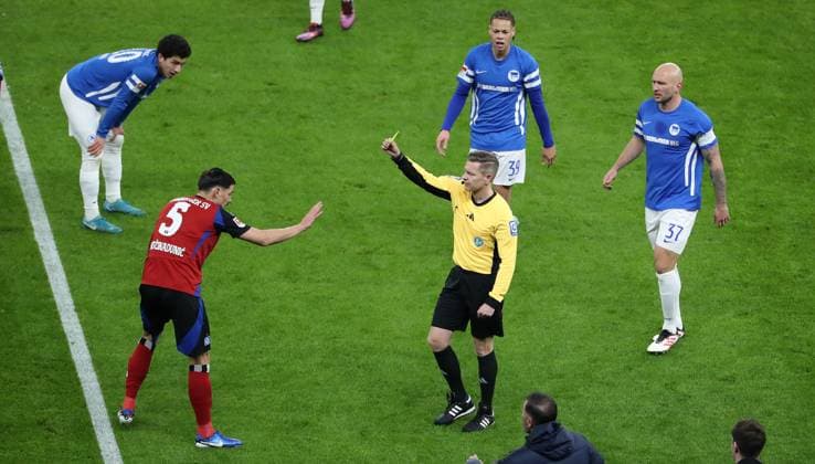 Referee Tobias Welz yellow card for Dennis Hadzikadunic Sport Football Soccer DFL 2 Bundesliga Men 19 Matchday Season 2024 2025 25 12 2024 Hertha BSC Berlin vs Hamburger SV HSV DFL regulations prohibit any use of photographs as image sequences and or quasi video