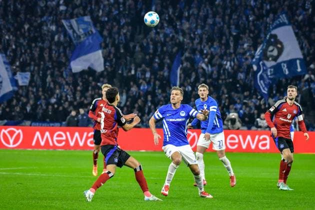 25 01 2025, xlakx, Fußball 2 Bundesliga, Hertha BSC Berlin Hamburger SV emspor, v l Daniel Elfadli Hamburger SV 8 ,Florian Niederlechner Hertha BSC 7 ,Zweikampf, Duell, Kampf, tackle DFL DFB REGULATIONS PROHIBIT ANY USE OF PHOTOGRAPHS as IMAGE SEQUENCES and or QUASI VIDEO Daniel Lakomski Jan Huebner Berlin Daniel Lakomski