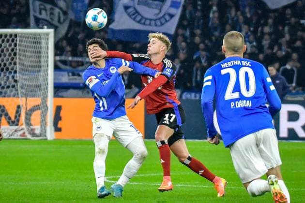 25 01 2025, xlakx, Soccer 2 Bundesliga, Hertha BSC Berlin Hamburger SV emspor, v l Ibrahim Maza Hertha BSC 10 ,Adam Karabec Hamburger SV 17 ,duel, duel, fight, tackle DFL DFB REGULATIONS PROHIBIT ANY USE OF PHOTOGRAPHS as IMAGE SEQUENCES and or QUASI VIDEO Daniel Lakomski Jan Huebner Berlin Daniel Lakomski