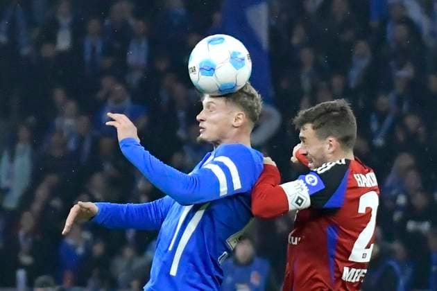 25 01 2025, xlakx, Soccer 2 Bundesliga, Hertha BSC Berlin Hamburger SV emspor, v l Michael Cuisance Hertha BSC 27 ,Jonas Meffert Hamburger SV 23 ,Zweikampf, Duell, Kampf, tackle DFL DFB REGULATIONS PROHIBIT ANY USE OF PHOTOGRAPHS as IMAGE SEQUENCES and or QUASI VIDEO Daniel Lakomski Jan Huebner Berlin Daniel Lakomski