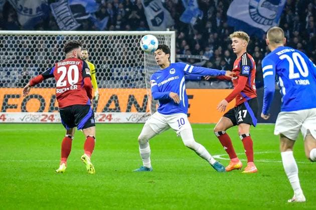 25 01 2025, xlakx, Soccer 2 Bundesliga, Hertha BSC Berlin Hamburger SV emspor, v l Marco Richter Hamburger SV 20 ,Ibrahim Maza Hertha BSC 10 ,Adam Karabec Hamburger SV 17 ,duel, fight, tackle DFL DFB REGULATIONS PROHIBIT ANY USE OF PHOTOGRAPHS as IMAGE SEQUENCES and or QUASI VIDEO Daniel Lakomski Jan Huebner Berlin Daniel Lakomski