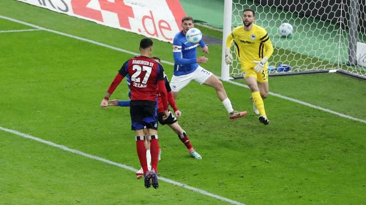 Davie Selke scores the goal for 0 1 against goalkeeper Marius Gersbeck duel Match scene Action Sport Soccer Football DFL 2 Bundesliga Men 19 Matchday Season 2024 2025 25 12 2024 Hertha BSC Berlin vs Hamburger SV HSV DFL regulations prohibit any use of photographs as image sequences and or quasi video