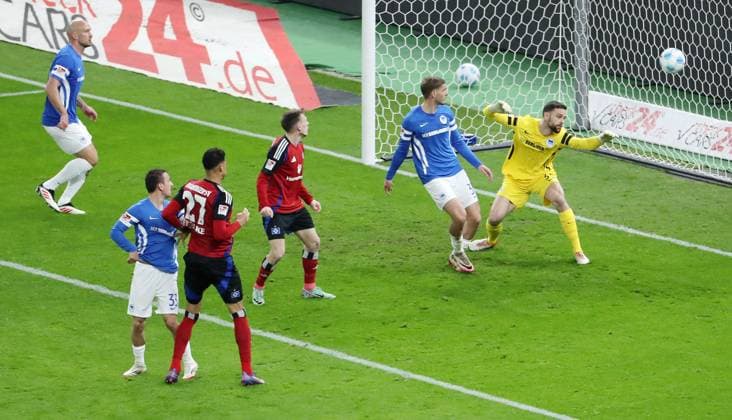Davie Selke scores the goal for 0 1 against goalkeeper Marius Gersbeck duel Match scene Action Sport Soccer Football DFL 2 Bundesliga Men 19 Matchday Season 2024 2025 25 12 2024 Hertha BSC Berlin vs Hamburger SV HSV DFL regulations prohibit any use of photographs as image sequences and or quasi video