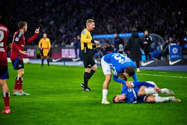 yellow card for, Jonas Meffert Hamburger SV, 23 , GER, Hertha BSC vs Hamburger SV HSV , Soccer Men, 2 Bundesliga, Season 2024 2025, Matchday 19, 25 01 2025 DFL REGULATIONS PROHIBIT ANY USE OF PHOTOGRAPHS AS IMAGE SEQUENCES AND OR QUASI VIDEO GER, Hertha BSC vs Hamburger SV HSV , Soccer Men, 2 Bundesliga, Season 2024 2025, Matchday 19, 25 01 2025 Berlin Copyright: xClaudiusxRauch,xEibner-Pressefotox xClaudiusxRauchx EP_CRH