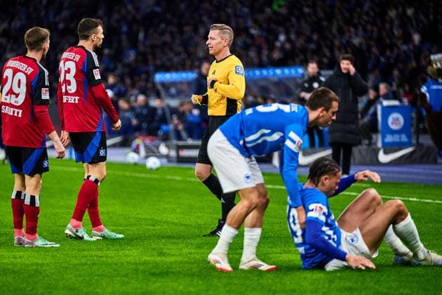 yellow card for, Jonas Meffert Hamburger SV, 23 , GER, Hertha BSC vs Hamburger SV HSV , Soccer Men, 2 Bundesliga, Season 2024 2025, Matchday 19, 25 01 2025 DFL REGULATIONS PROHIBIT ANY USE OF PHOTOGRAPHS AS IMAGE SEQUENCES AND OR QUASI VIDEO GER, Hertha BSC vs Hamburger SV HSV , Soccer Men, 2 Bundesliga, Season 2024 2025, Matchday 19, 25 01 2025 Berlin Copyright: xClaudiusxRauch,xEibner-Pressefotox xClaudiusxRauchx EP_CRH