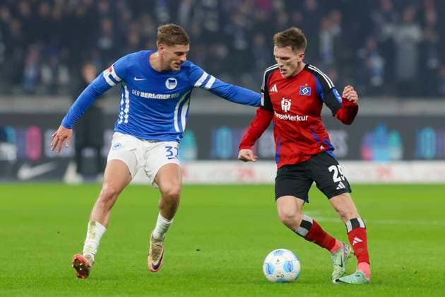 Marton Dardai Hertha BSC Berlin and Emir Sahiti Hamburger SV battle for the ball, 2 Bundesliga, Hertha BSC vs Hamburger SV, Olympiastadion, January 25, 2025 in Berlin, Germany Photo by Marco Steinbrenner DeFodi Images Marton Dardai Hertha BSC Berlin and Emir Sahiti Hamburger SV battle for the ball, 2 Bundesliga, Hertha BSC vs Hamburger SV, Olympiastadion, January 25, 2025 in Berlin, Germany Photo by Marco Steinbrenner DeFodi Images DFB DFL REGULATIONS PROHIBIT ANY USE OF PHOTOGRAPHS AS IMAGE SEQUENCES AND OR QUASI VIDEO Defodi 700 berlin hsv 20250125 015 Defodi-700 DFB DFL REGULATIONS PROHIBIT ANY USE OF PHOTOGRAPHS AS IMAGE SEQUENCES AND OR QUASI-VIDEO.