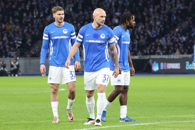 DEU, DFL, 2 FBL, Hertha BSC vs Hambuerger SV, 25 01 2025, Berliner Olympiastadion, Berlin, DEU, DFL, 2 FBL, Hertha BSC vs Hambuerger SV, in the picture Marton Dardai Hertha BSC Berlin 31 , Toni Leistner Hertha BSC Berlin 37 , Deyovaisio Zeefuik Hertha BSC Berlin 42 DFL regulations prohibit any use of Photographs as image sequences and or quasi video Foto Juergen Engler nordphoto GmbH nordphotoxGmbHx xEngler nph00076