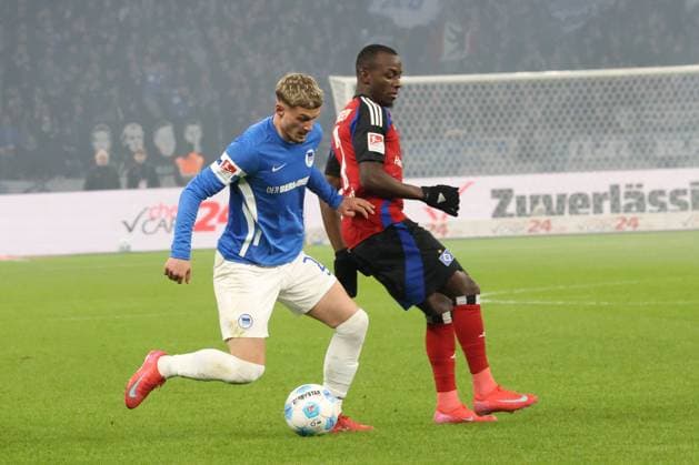 DEU, DFL, 2 FBL, Hertha BSC vs Hambuerger SV, 25 01 2025, Berliner Olympiastadion, Berlin, DEU, DFL, 2 FBL, Hertha BSC vs Hambuerger SV, im Bild Michael Cuisance Hertha BSC Berlin 27 , Jean Luc Dompe Hamburger SV 7 a0löäÕ DFL regulations prohibit any use of Photographs as image sequences and or quasi video Foto Juergen Engler nordphoto GmbH nordphotoxGmbHx xEngler nph00076
