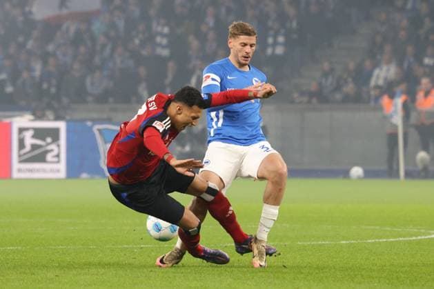 DEU, DFL, 2 FBL, Hertha BSC vs Hambuerger SV, 25 01 2025, Berliner Olympiastadion, Berlin, DEU, DFL, 2 FBL, Hertha BSC vs Hambuerger SV, im Bild Marton Dardai Hertha BSC Berlin 31 , Davie Selke Hamburger SV 27 DFL regulations prohibit any use of Photographs as image sequences and or quasi video Foto Juergen Engler nordphoto GmbH nordphotoxGmbHx xEngler nph00076