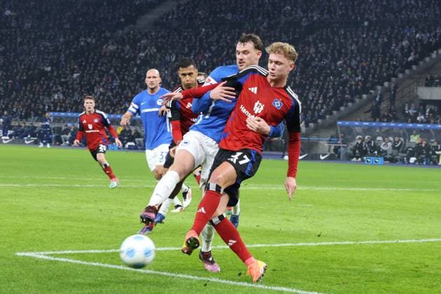 DEU, DFL, 2 FBL, Hertha BSC vs Hambuerger SV, 25 01 2025, Berliner Olympiastadion, Berlin, DEU, DFL, 2 FBL, Hertha BSC vs Hambuerger SV, im Bild Pascal Klemens Hertha BSC Berlin 41 , Adam Karabec Hamburger SV 17 DFL regulations prohibit any use of Photographs as image sequences and or quasi video Foto Juergen Engler nordphoto GmbH nordphotoxGmbHx xEngler nph00076