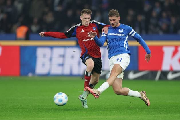 1 Soccer Bundesliga Hertha BSC Hamburger SV Emir Sahiti HSV 29 in a duel with Márton Dárdai Hertha BSC Berlin 31 during the match in the 1 Soccer Bundesliga Hertha BSC Hamburger SV in Berlin, Olympiastadion, on 25 01 2025 DFB regulations prohibit any use of photographs as image sequences and or quasi video Copyright: xBEAUTIFULxSPORTS Frankex