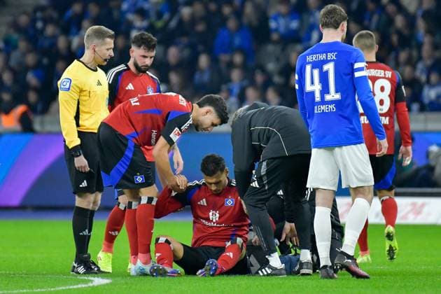25 01 2025, xlakx, Soccer 2 Bundesliga, Hertha BSC Berlin Hamburger SV emspor, v l Davie Selke Hamburger SV 27 ,injured on the pitch DFL DFB REGULATIONS PROHIBIT ANY USE OF PHOTOGRAPHS as IMAGE SEQUENCES and or QUASI VIDEO Daniel Lakomski Jan Huebner Berlin Daniel Lakomski