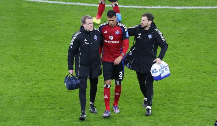 Davie Selke walks off the pitch with a head injury Sport Football Soccer DFL 2 Bundesliga Men 19 Matchday Season 2024 2025 25 12 2024 Hertha BSC Berlin vs Hamburger SV HSV DFL regulations prohibit any use of photographs as image sequences and or quasi video