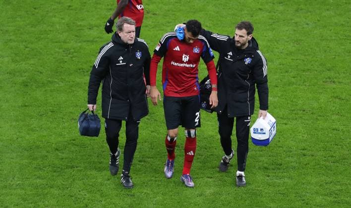 Davie Selke walks off the pitch with a head injury Sport Football Soccer DFL 2 Bundesliga Men 19 Matchday Season 2024 2025 25 12 2024 Hertha BSC Berlin vs Hamburger SV HSV DFL regulations prohibit any use of photographs as image sequences and or quasi video