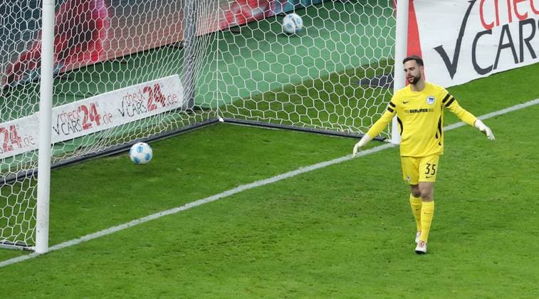 Goalkeeper Marius Gersbeck disappointed after the end of the match Disappointment Sport Football Soccer DFL 2 Bundesliga Men 19 Matchday Season 2024 2025 25 12 2024 Hertha BSC Berlin vs Hamburger SV HSV DFL regulations prohibit any use of photographs as image sequences and or quasi video