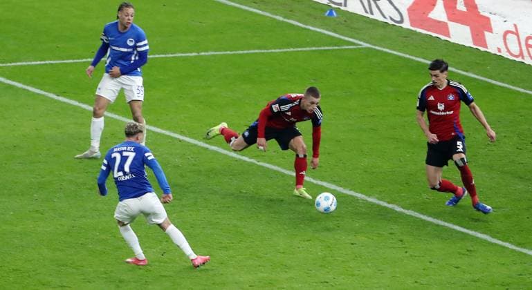 Michael Cuisance scores the goal for 1 2 Sport Football Soccer DFL 2 Bundesliga Men 19 Matchday Season 2024 2025 25 12 2024 Hertha BSC Berlin vs Hamburger SV HSV DFL regulations prohibit any use of photographs as image sequences and or quasi video