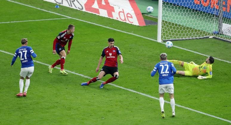 Michael Cuisance scores the goal for 1 2 Sport Football Soccer DFL 2 Bundesliga Men 19 Matchday Season 2024 2025 25 12 2024 Hertha BSC Berlin vs Hamburger SV HSV DFL regulations prohibit any use of photographs as image sequences and or quasi video